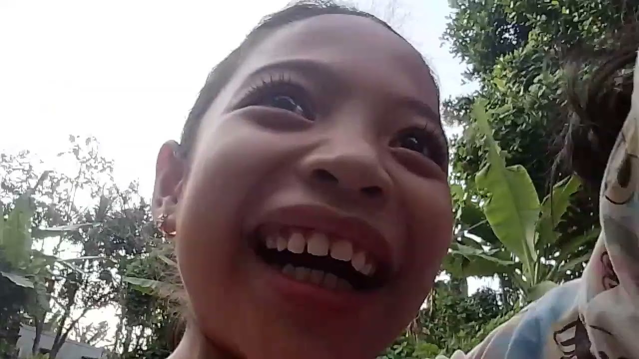 Hai guys disini aku mencoba untuk bikin vlog tapi........ Kenapa ya setiap video aku gaada komenan😕