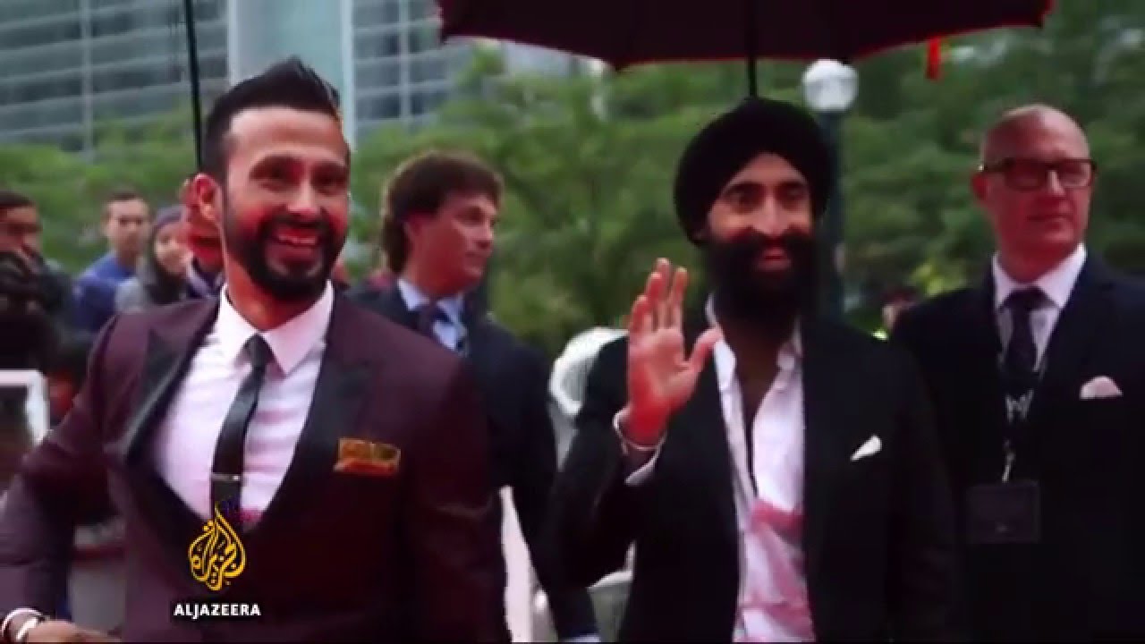 Sikh actor Waris Ahluwaila kicked off flight over turban