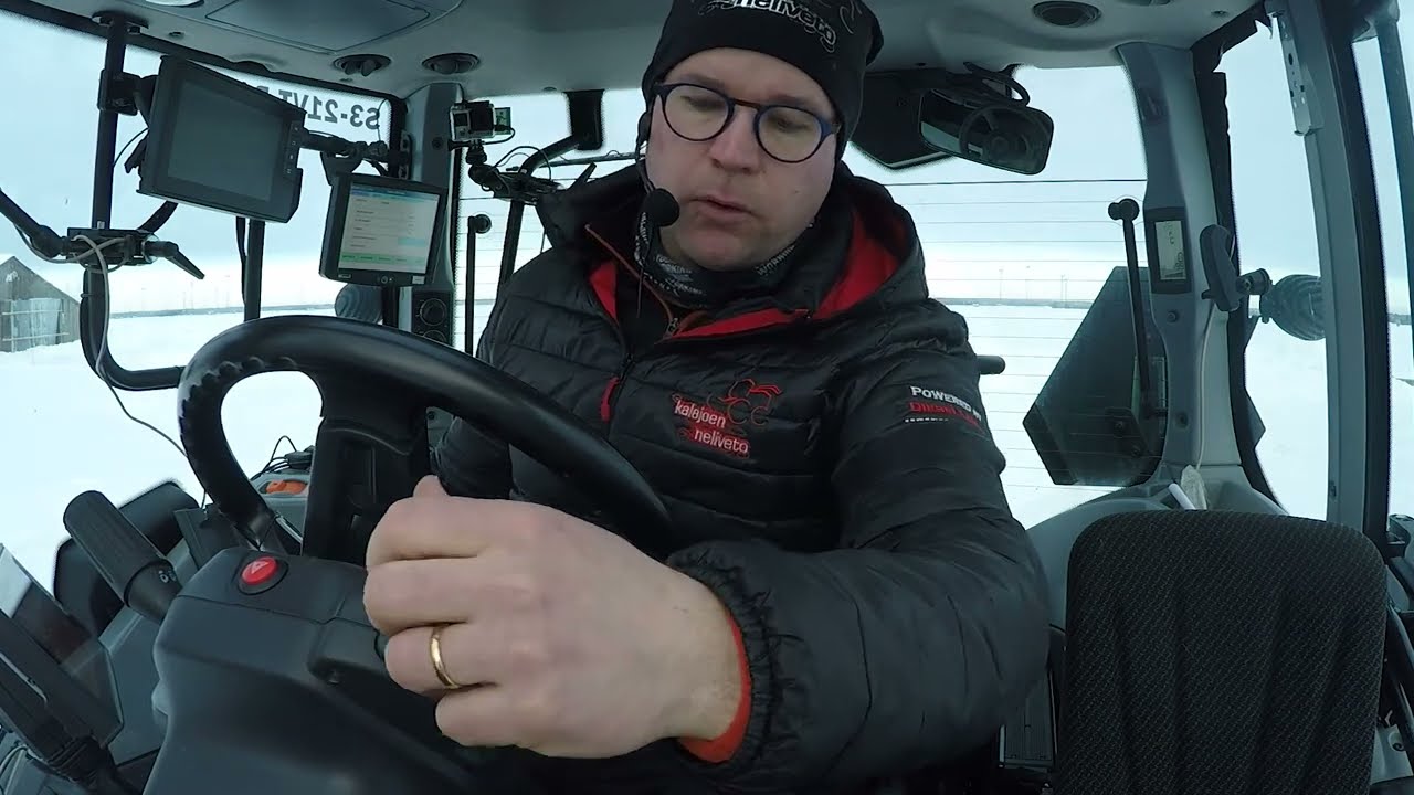 VALTRA N REACTIONS - Ville-Matti Vuolletin ensireaktiot uudesta vitossarjan N175D traktorista