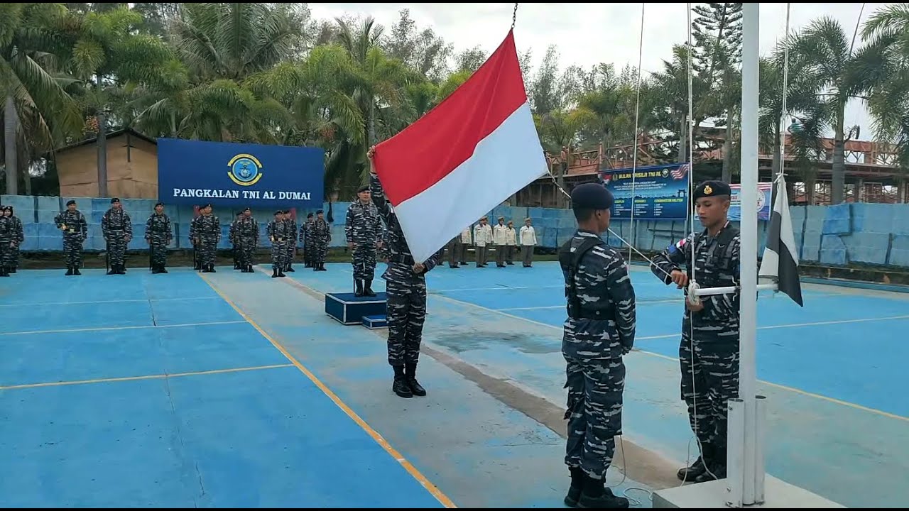 Upacara Penaikan Bendera Merah Putih Hari Senin di Mako Lanal Dumai
