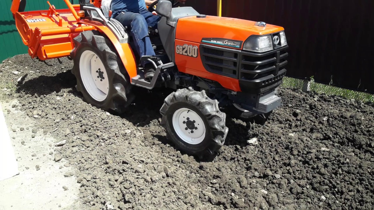 Трактор Kubota GB200D в работе
