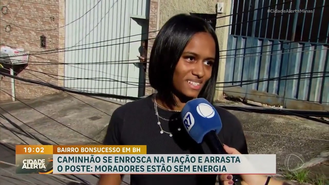 Caminhão se enrosca na fiação, arrasta poste e deixa moradores sem energia em BH