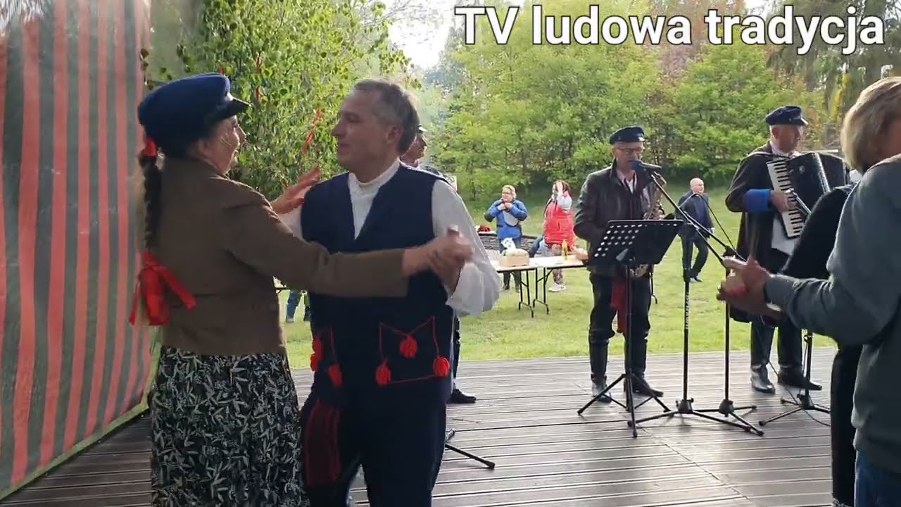 Miejscowa Kapela ADAŚKI zabawia społeczność lokalną a tym utworem promuje swoją wioskę CIEKOTY