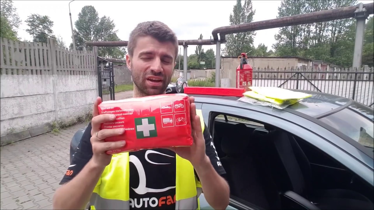 Niezbędne wyposażenie samochodu za granicą - żarówki, kamizelki, apteczka, gaśnica, trójkąt...