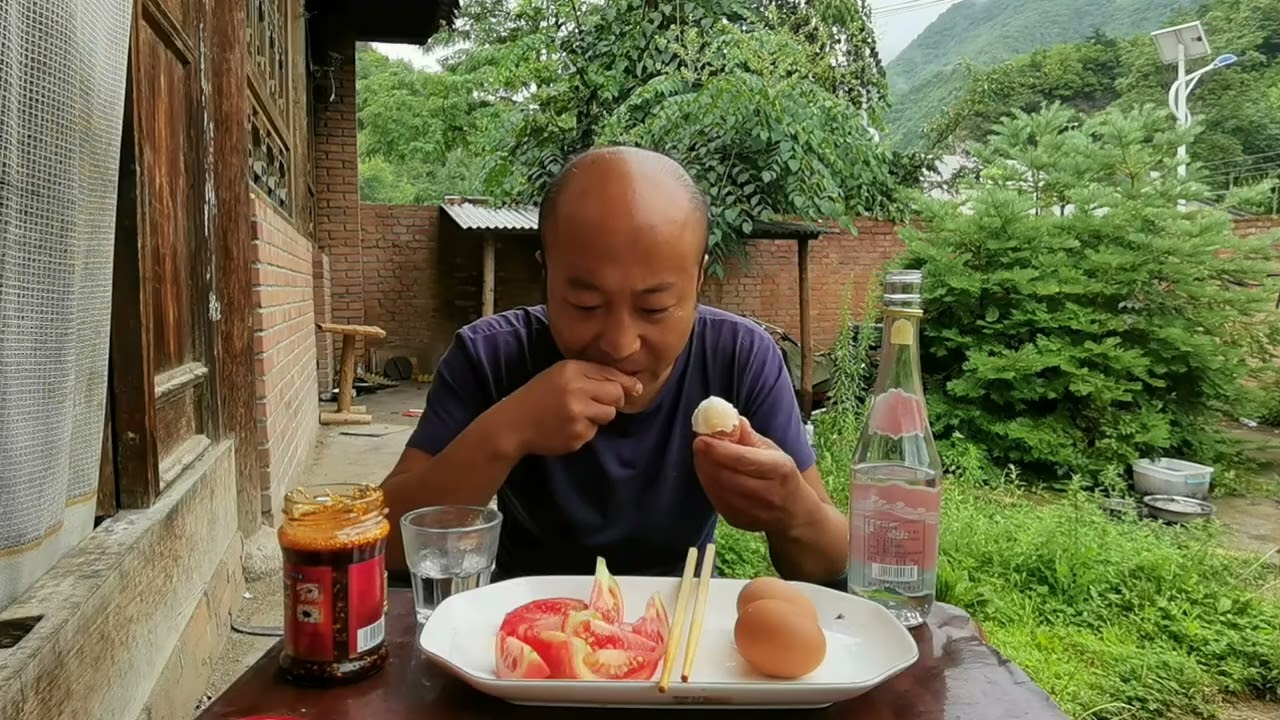 这一顿饭吃的没意思，煮了4个鸡蛋3个杯的，但有西红柿照样能喝 #乡村美食