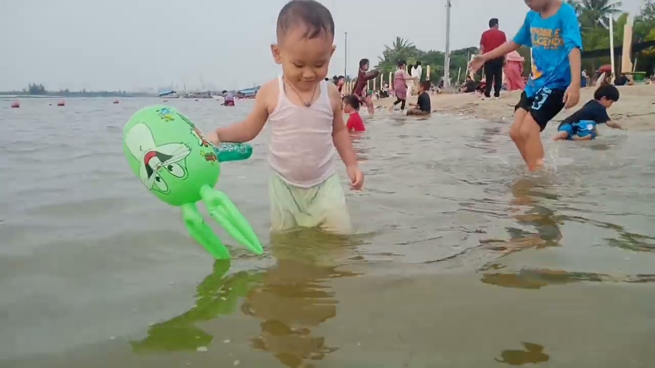 Asyik Berenang dan Bermain Pasir di Pantai