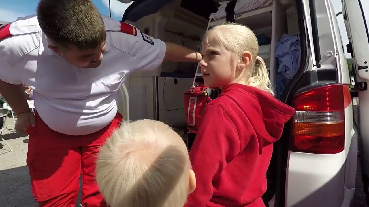 Fikk omvisning i AMBULANSE på 17. mai🚑🚨 Testet SIRENEN