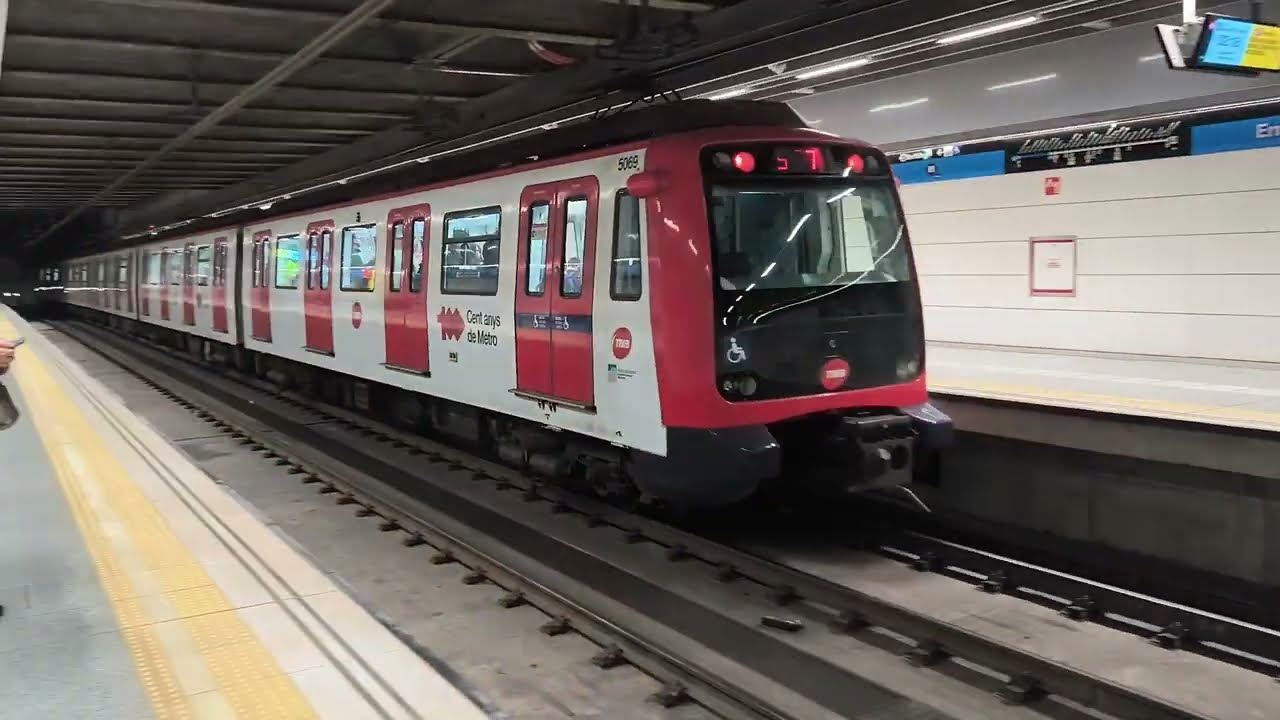 Metro Barcelona L5 Serie 5069 entrando y saliendo de Ernest Lluch 