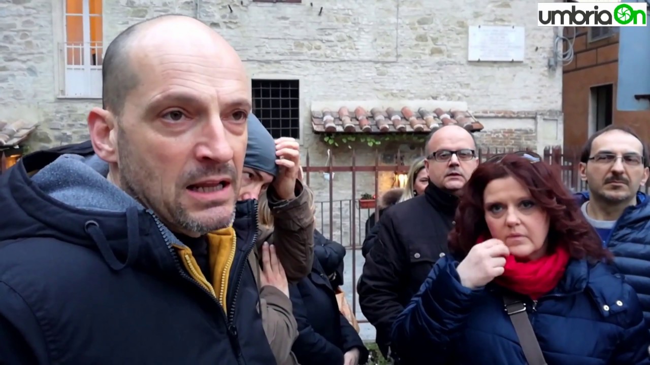 Perugia, operai Perugina davanti alla vecchia sede di Luisa Spagnoli
