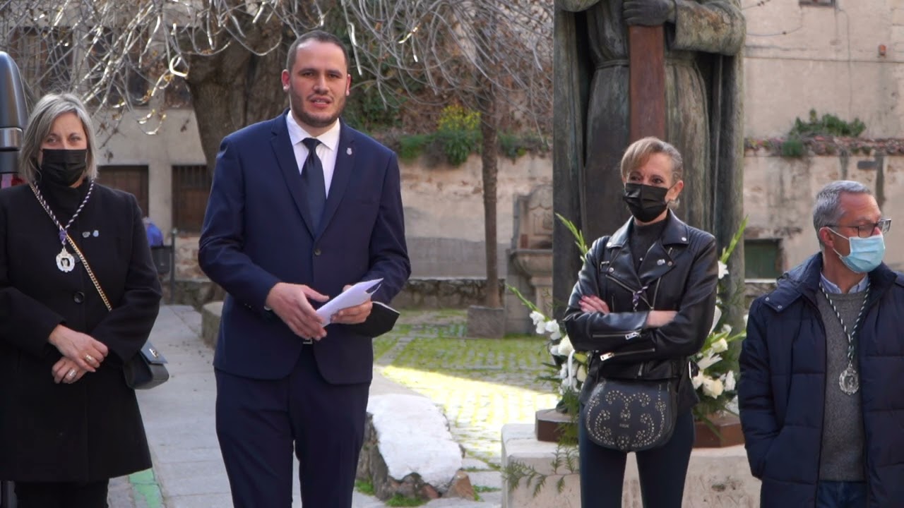 Homenaje y ofrenda floral a los cofrades difuntos en la estatua de la Semana Santa de Segovia