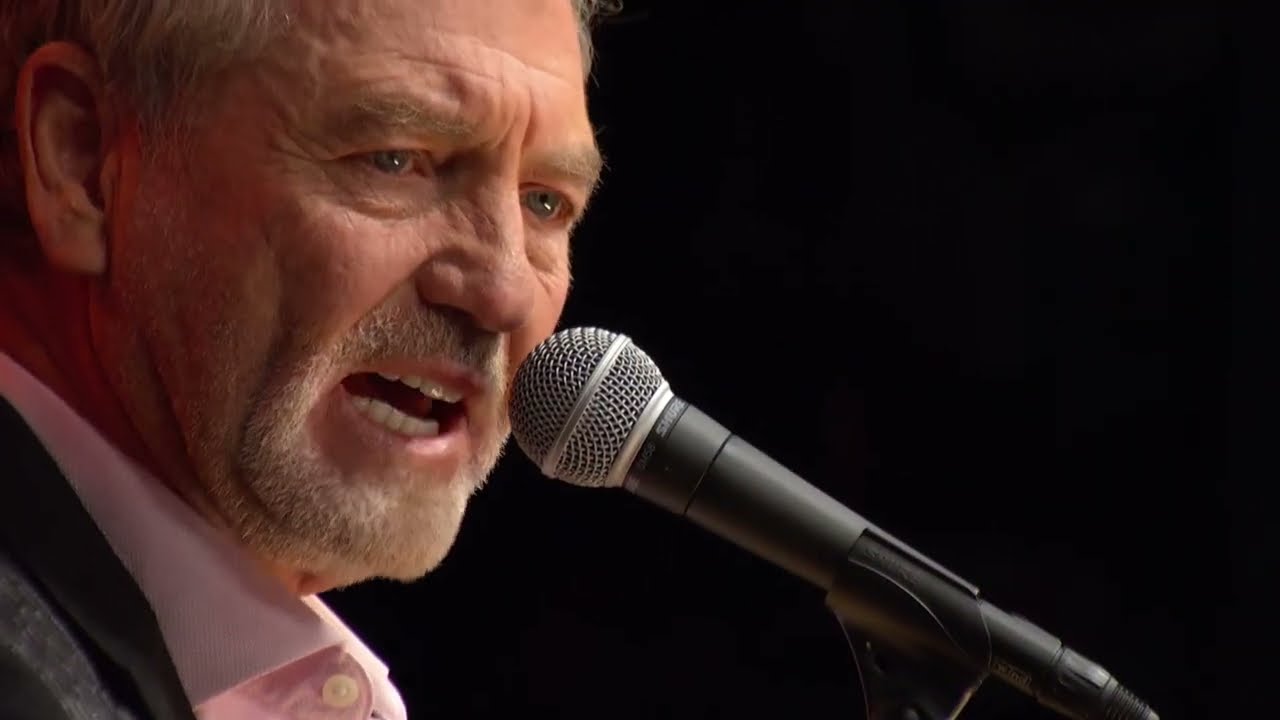 Larry Gatlin - When She Holds Me
