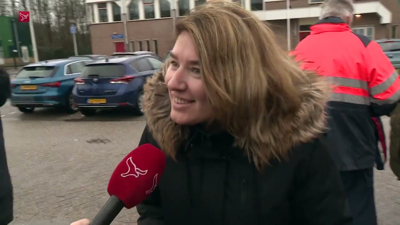 Urkers ruilen kerstboom en vuurwerkafval in voor gratis zwemkaartjes