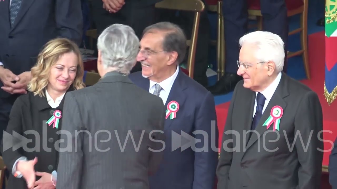2 Giugno, Claudio Baglioni dà avvio alla parata intonando l'Inno Nazionale davanti a Mattarella