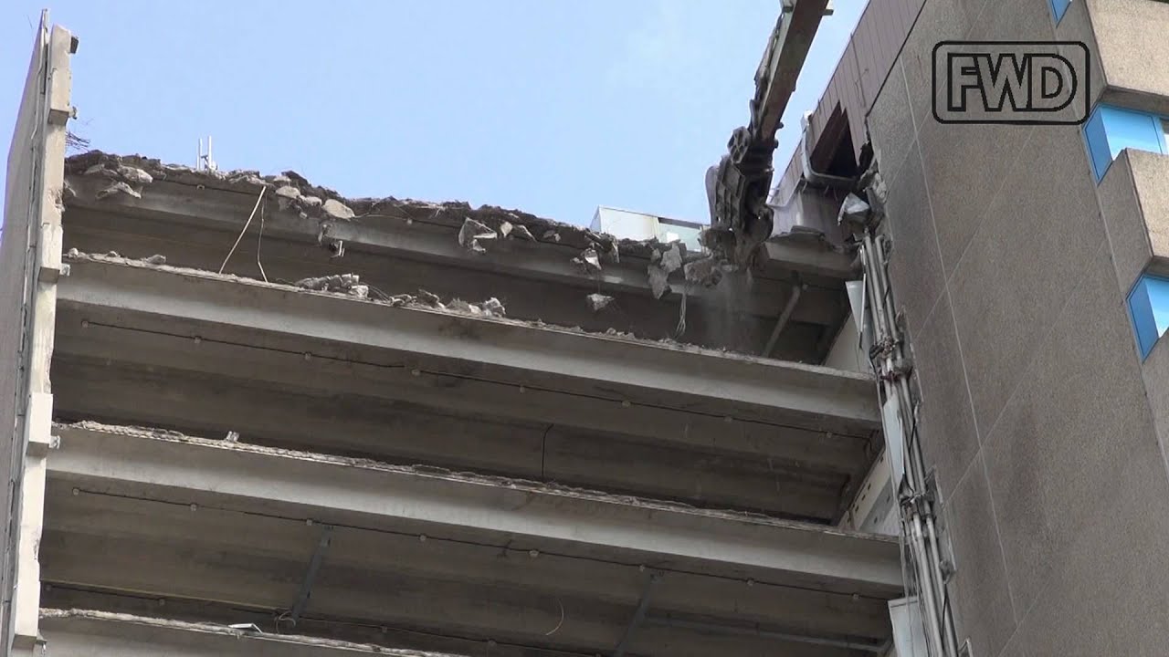 100713 Heerema blijft in Leiden en mega sloopkraan sloopt oudbouw.