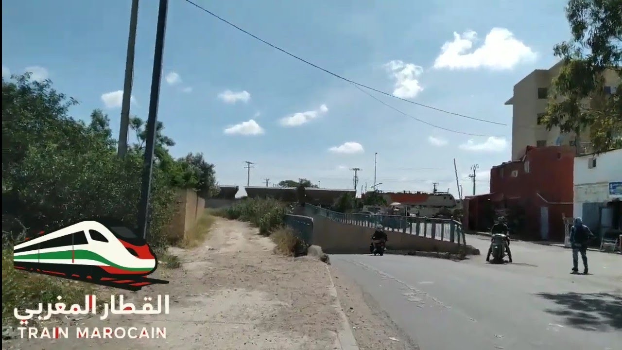 نواحي بوسكورة البيضاء قطار الفوسفاط القادم من مدينة خريبكة باتجاه الدارالبيضاء الميناء