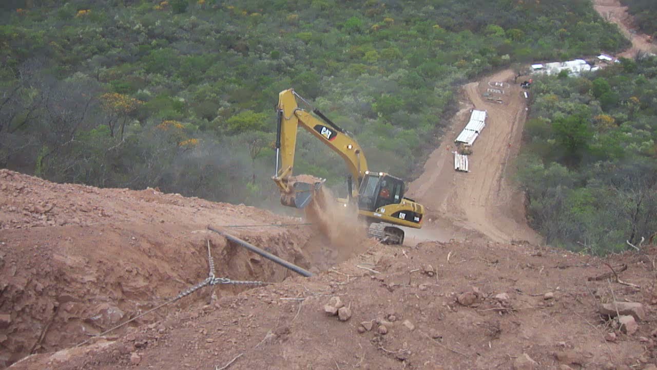 Excavacion de zanja en plena Serrania pendientes extremas.