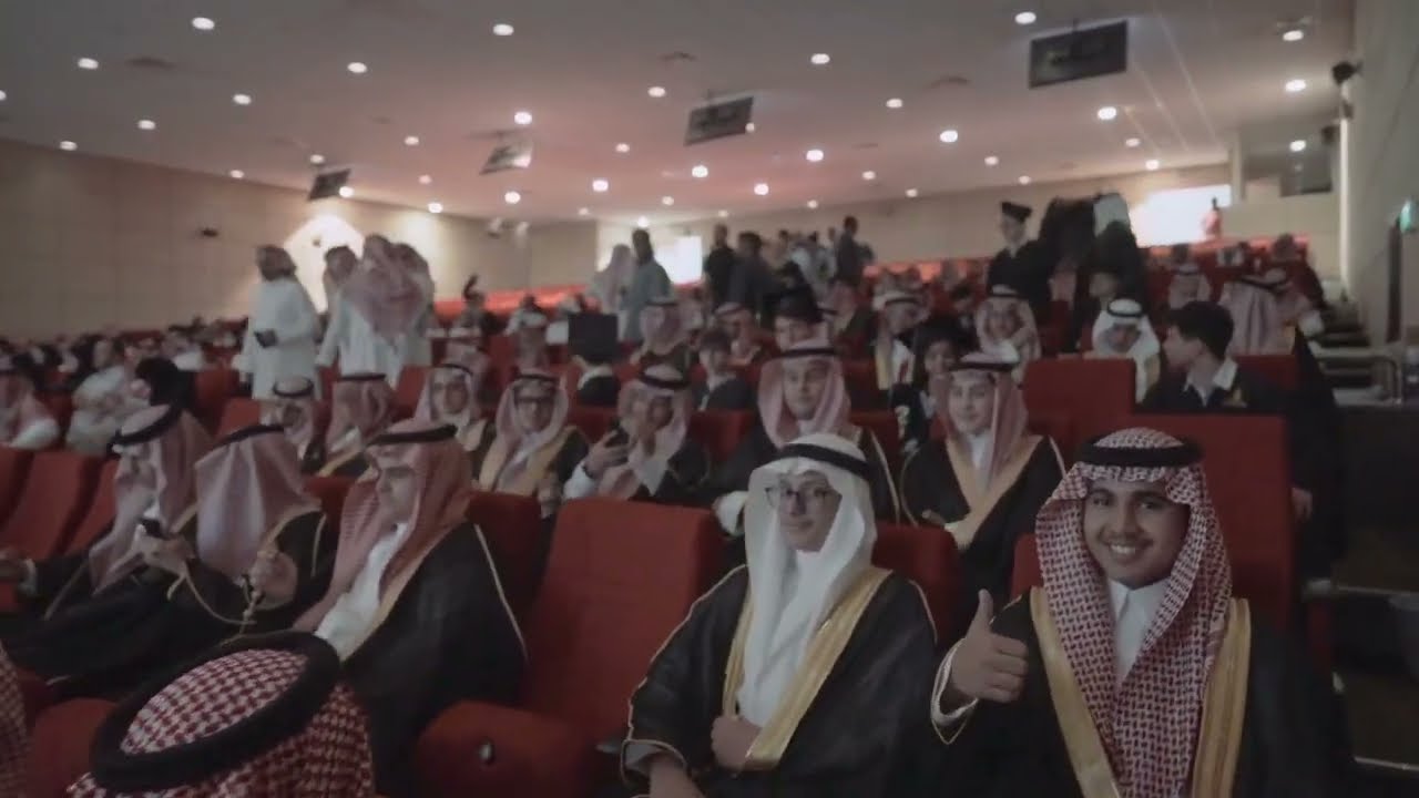 تخرج طلاب الصف التاسع من مجمع الازدهار