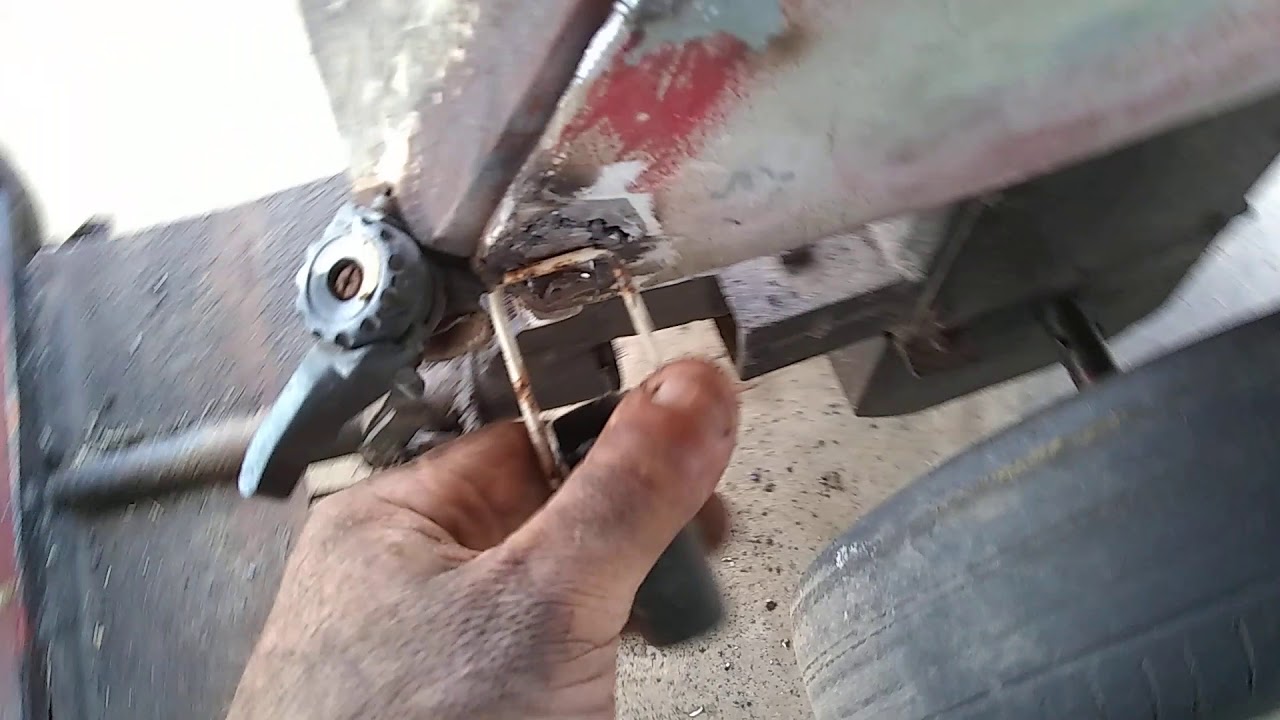 Fazendo as trancas do cap&ocirc; do tratorzinho caseiro