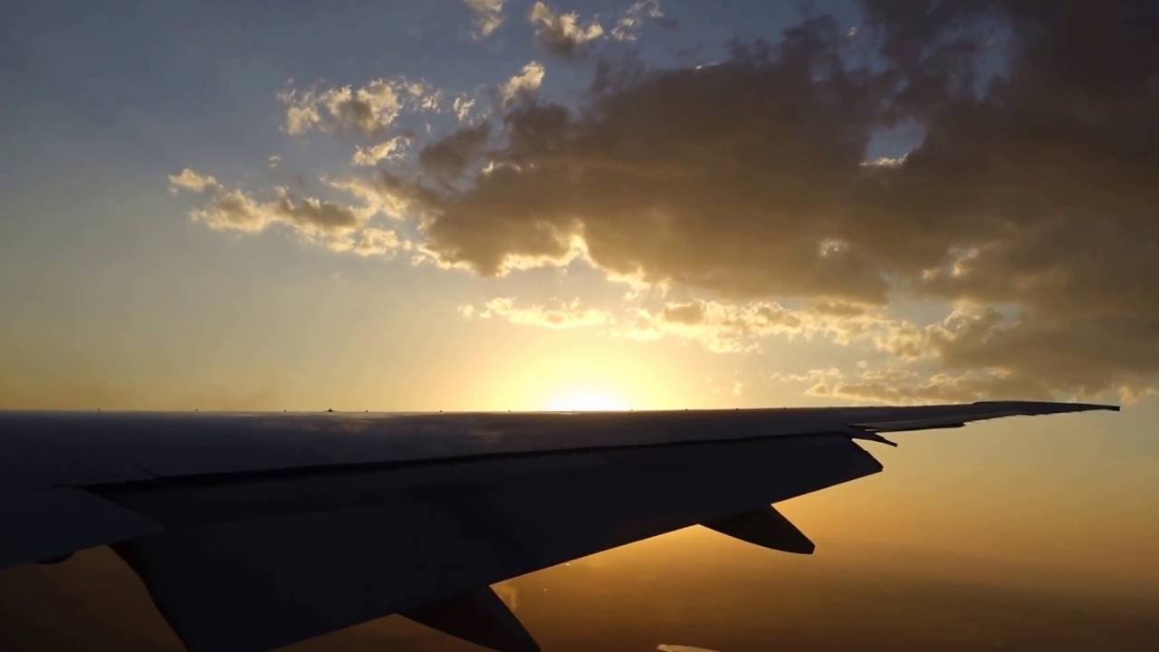 Boeing 777 landing in Johannesburg's International airport, South Africa (September 24, 2016)