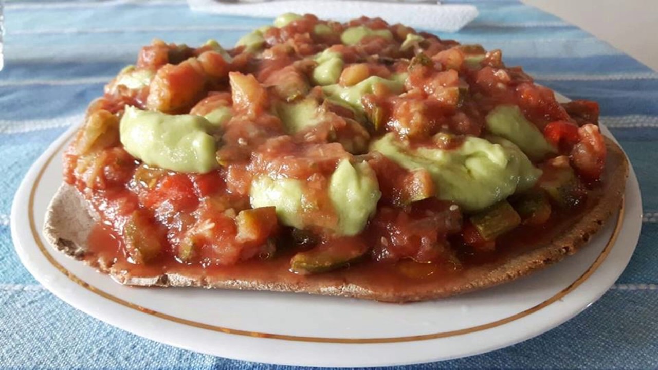 Piadina e pizza fruttariana di platano cotta sui fornelli