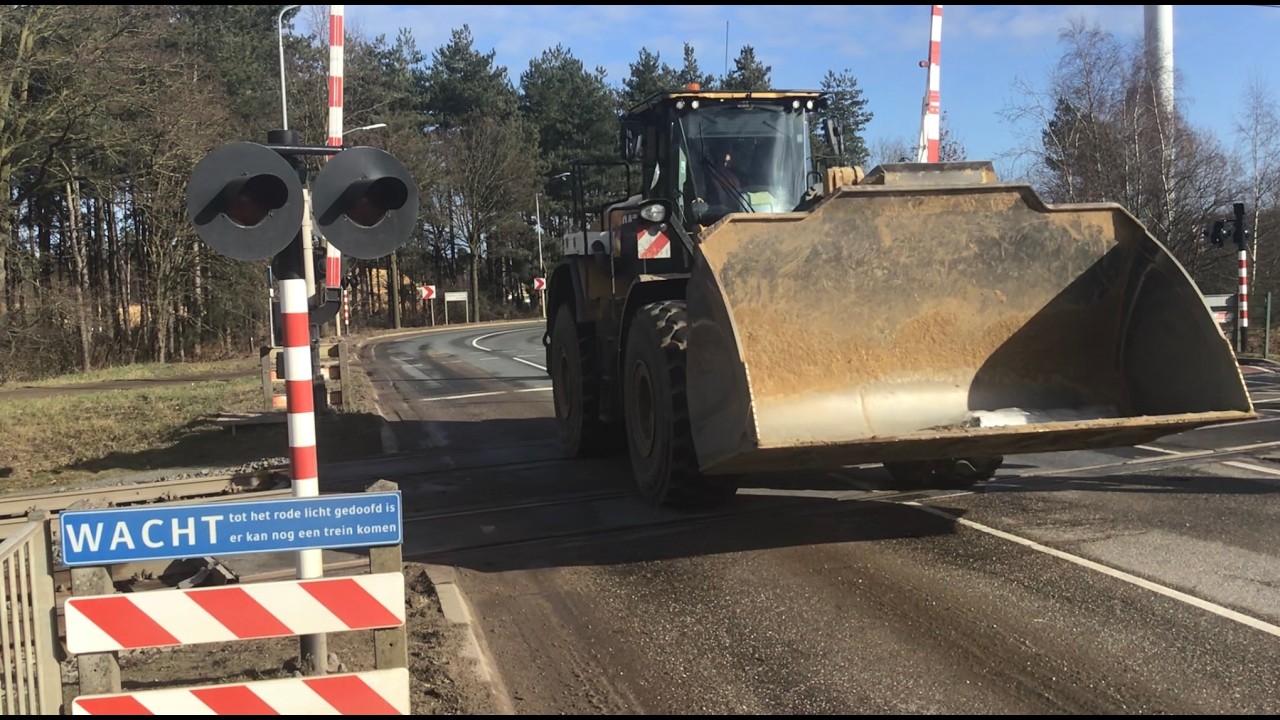 Netherlands 🇳🇱 Railroadcrossing! 🔴🔔🔴 Newtonweg, Blerick + Big Caterpillar Wheelloader passing , 😎!!!