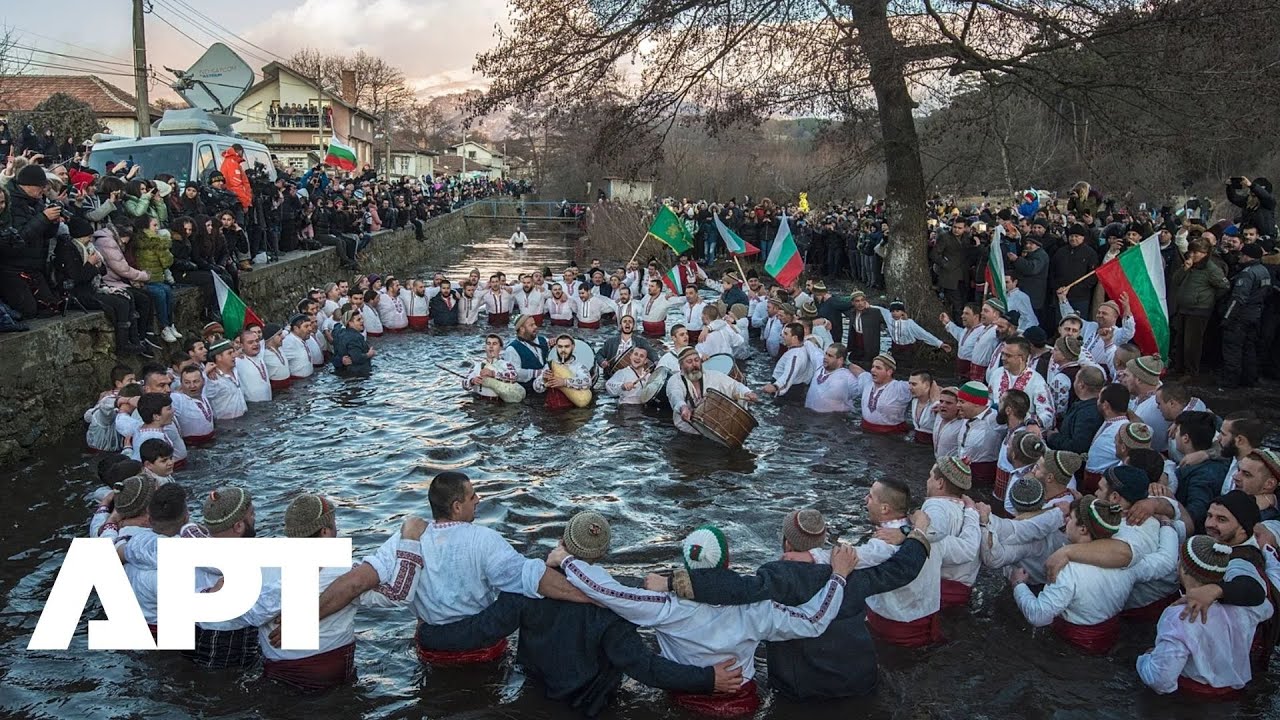 Православные христиане отважно преодолевают ледяные воды Золотого Рога в Стамбуле ради ритуала Бо...