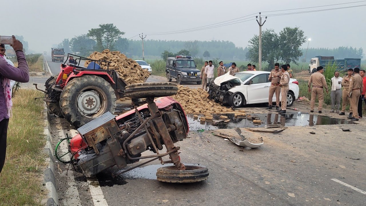 ट्रैक्टर के हो गये बीच में से दो टुकड़े गाड़ी के साथ हुआ खतरनाक हादसाMahindra 595 accident