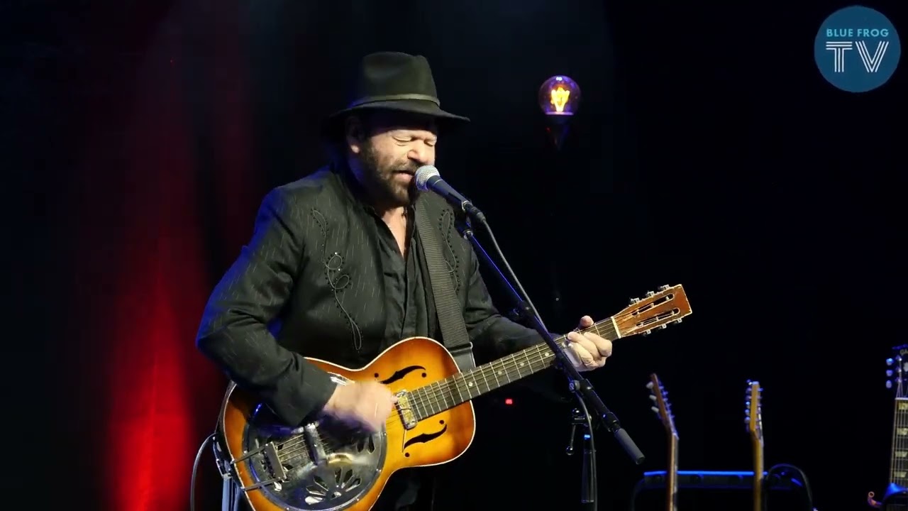 Colin Linden wows the crowd at BlueFrog Studios!