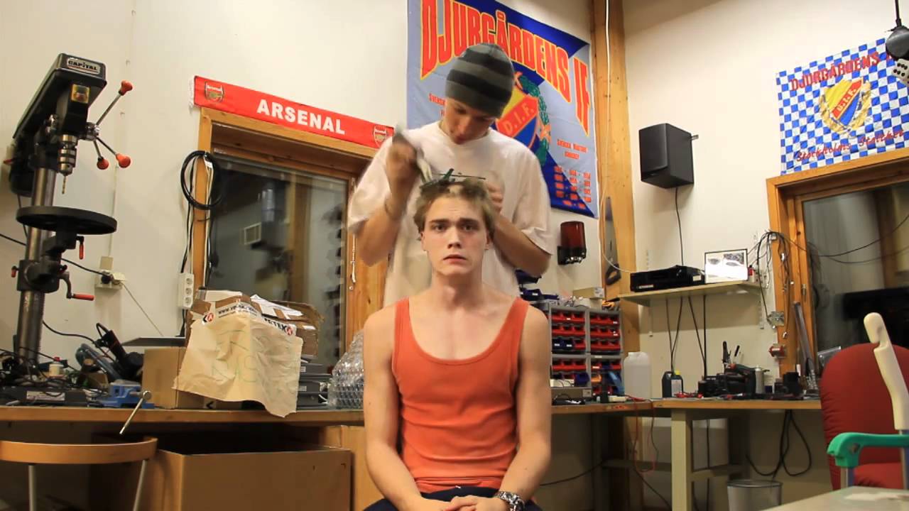 Tom gets a nice haircut !