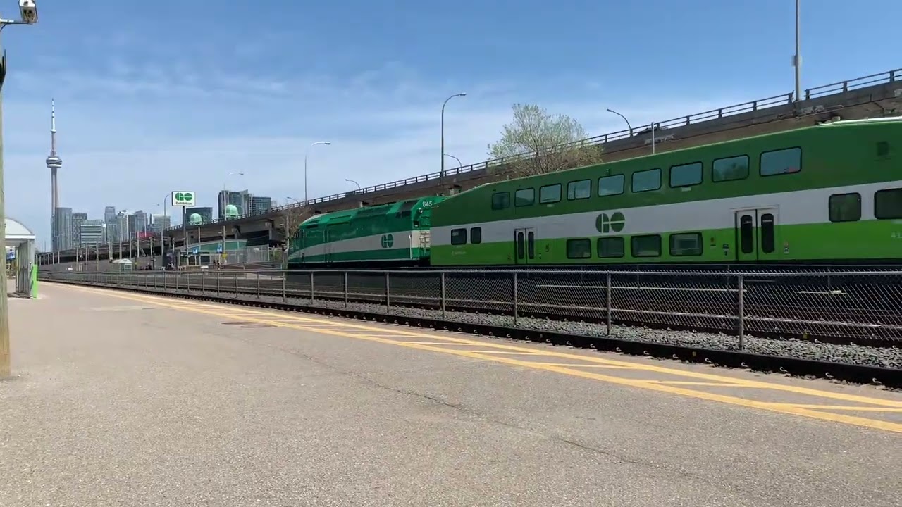 GO Transit MP40PH-3C (645) enters Exhibition GO station bound for Oshawa.