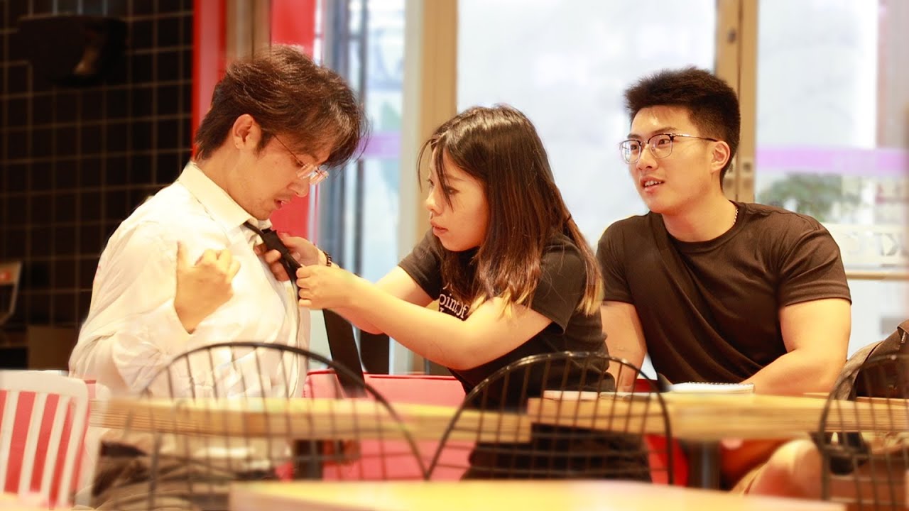 When Disabled Boy Can't Tie His Tie | Social Experiment “我试试行吗”看到行动不便的男生无法自己系领带，接下来的画面好暖