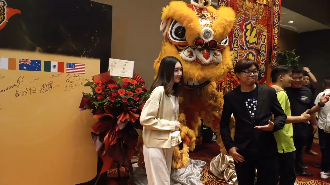 Singapore Yiwei Acrobatic Double Lion Dance 新加坡藝威體育會