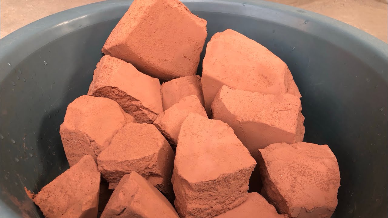 Red mud dirt fluffy soft chunks super duper dry crumbling ❤️