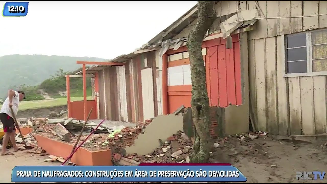 Restaurantes na praia de Naufragados, em Florianópolis, são demolidos