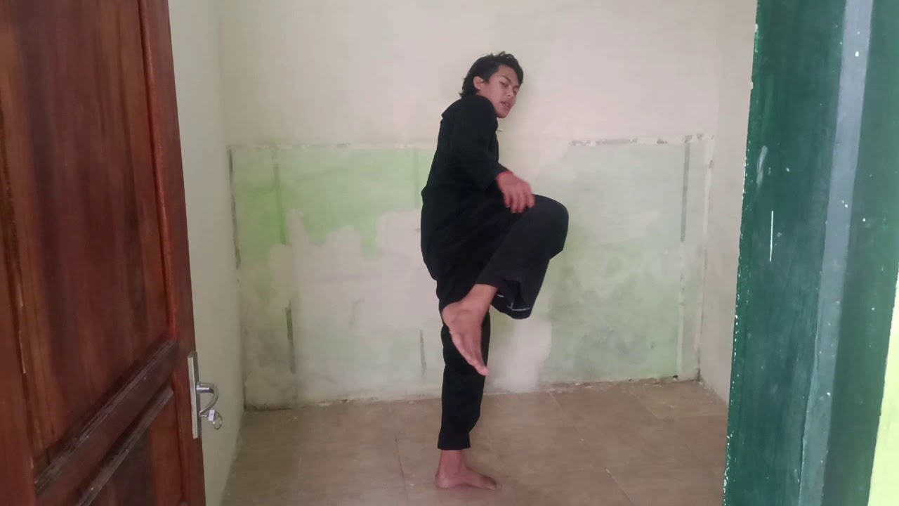 Tugas silat tendangan A C T peraga (moch.  Miftachuurohman Npm 18.1.01.09.0032)