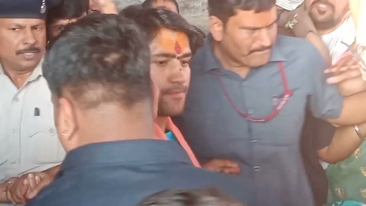 Live Darshan ! Indore ke pagal Bageshwar ji ke Darshan paake dhanya hue ! 😊