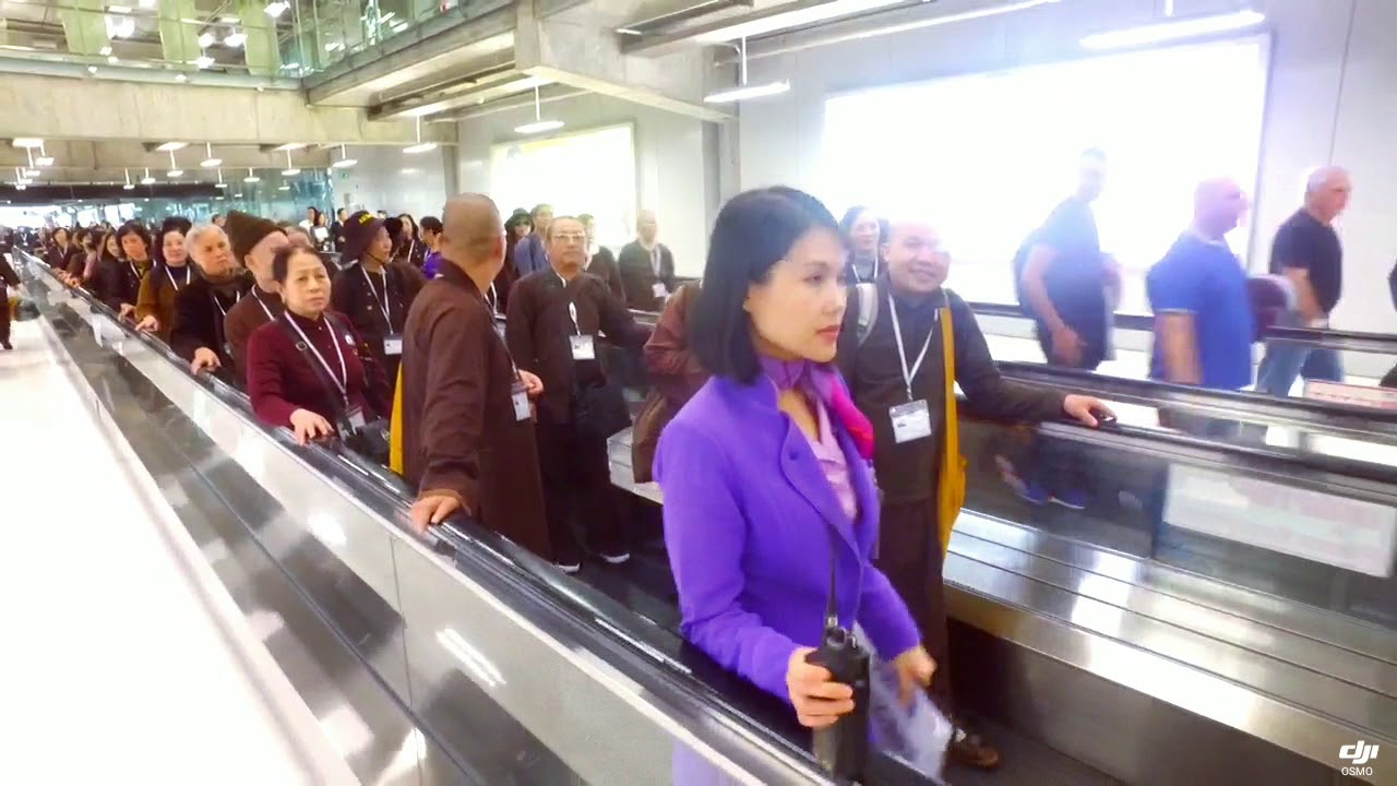 Đạo tràng TTHH Việt Nam Chùa Khai Nguyên hành hương Về Thăm Đất Phật, quá cảnh tại sân bay Bangkok