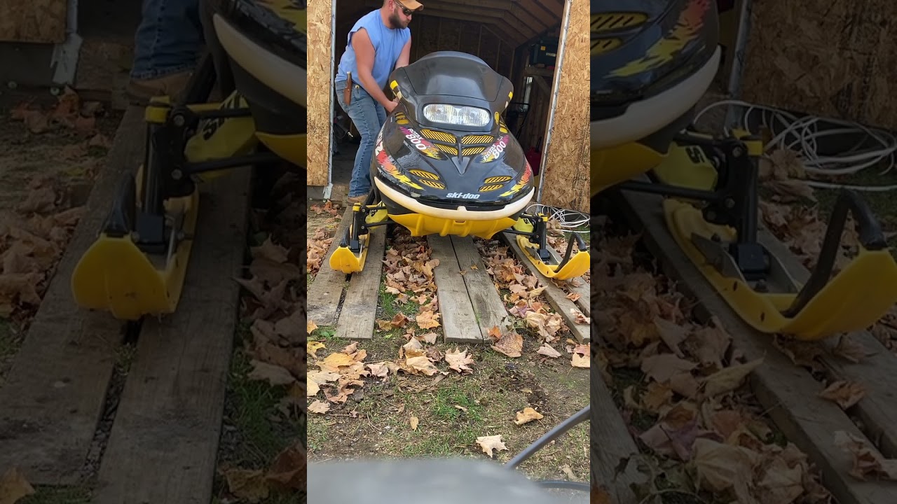 Mach Z 800 Triple, first Fall startup after almost 7 months sitting.