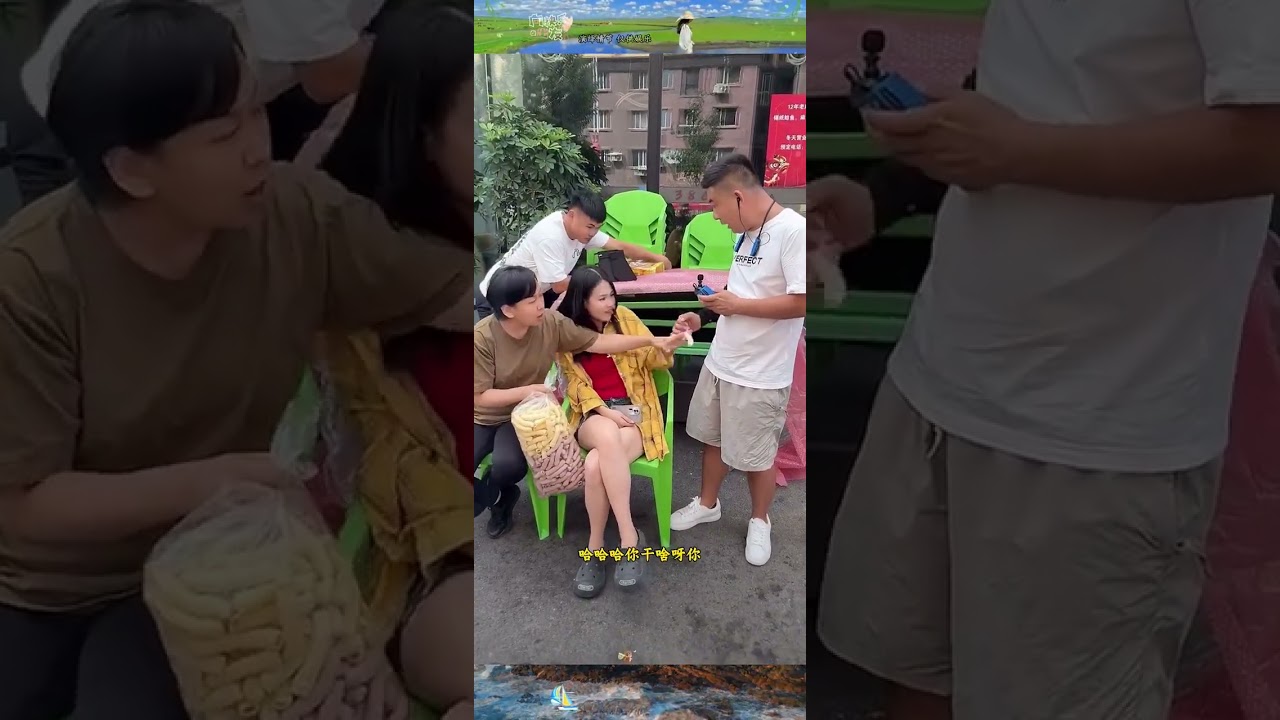 Funny outdoors to tease a mother and daughter#Outdoor comedy