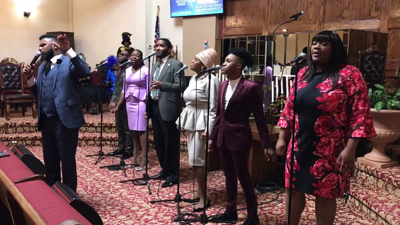 Xavier Wade leads Praise & Worship