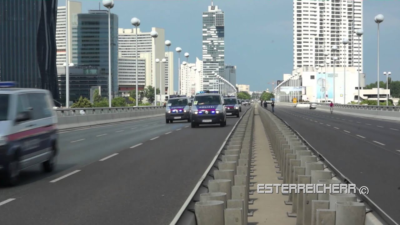 Massenanfahrt Wiener Polizei | mitten auf der Reichsbr&uuml;cke