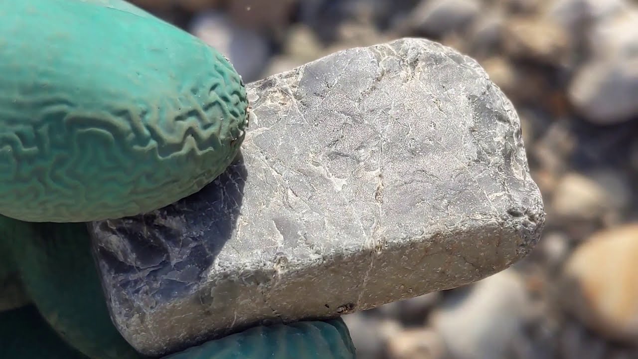 カルサイトと、いっぱいのチャート　CALCITE & CHERT