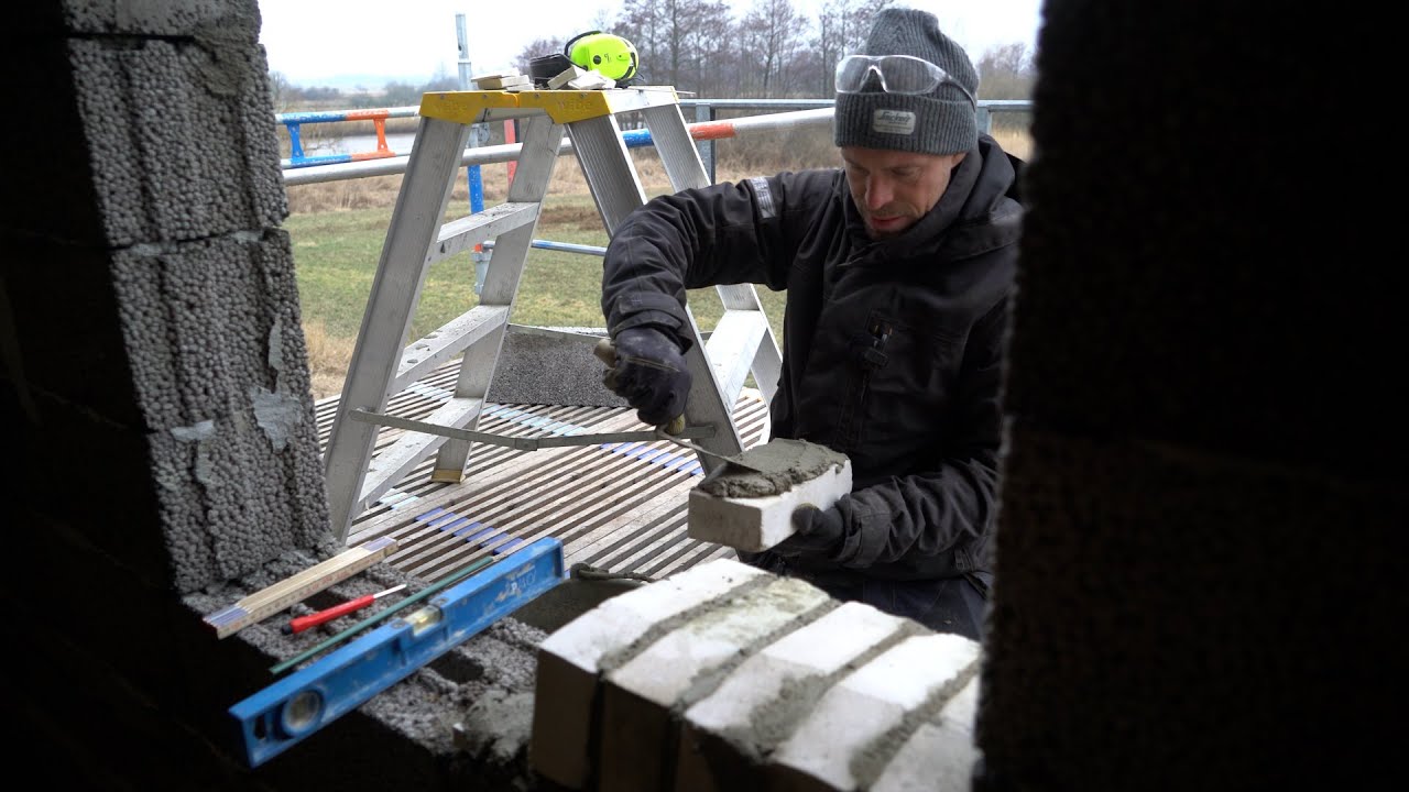 #62 Murar fönsterbleck till järnfönstret.