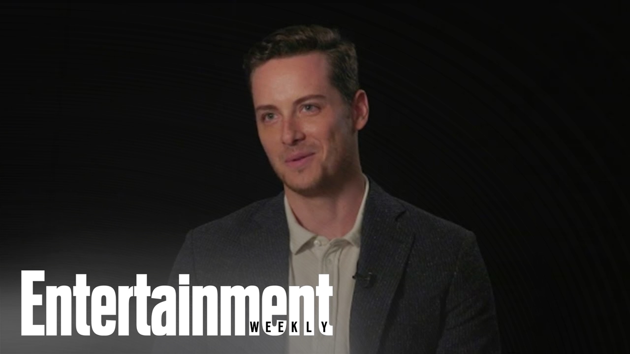 'Chicago P.D.' Star Jesse Lee Soffer On Halstead & Lindsay, The Fans & More | Entertainment Weekly