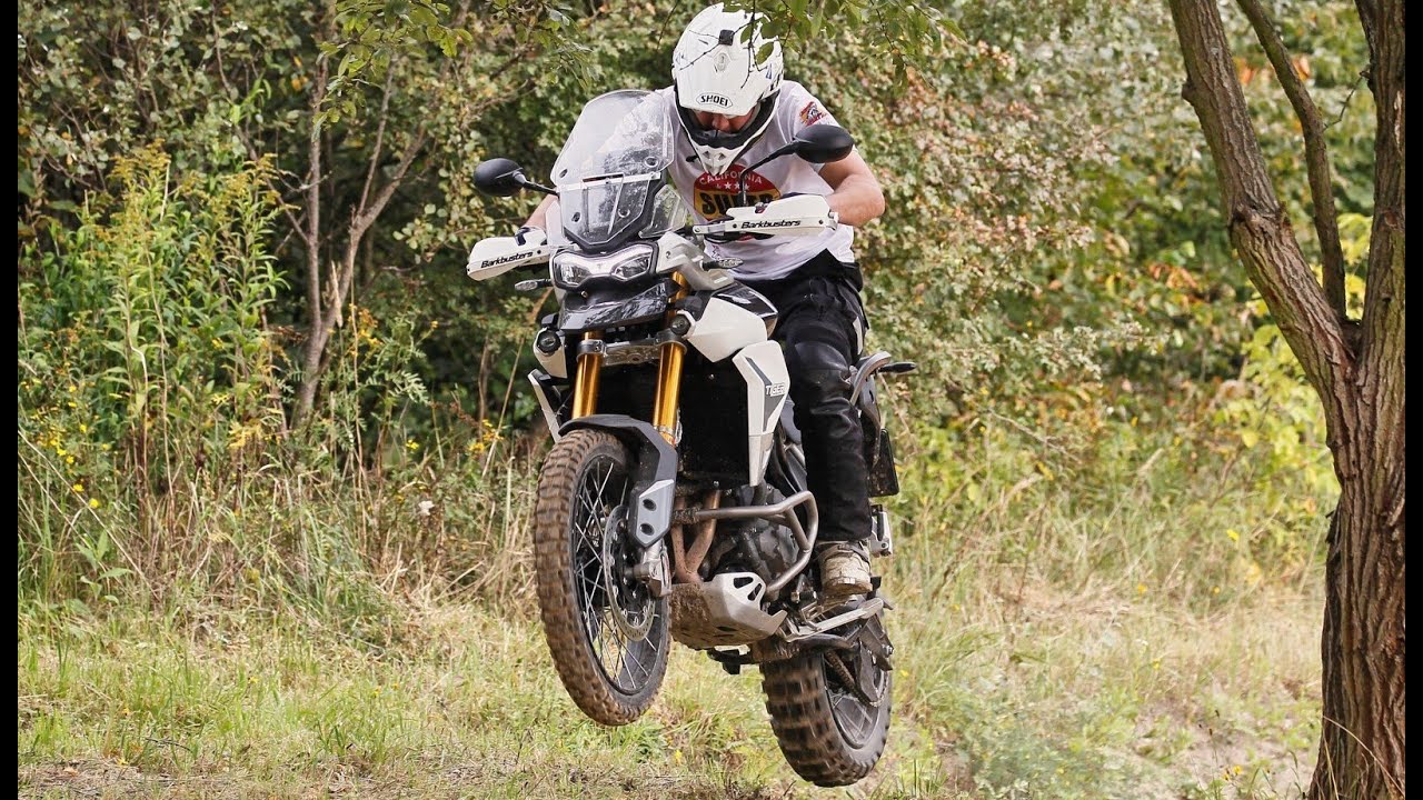 Dlaczego warto zjechać z asfaltu turystycznym enduro?