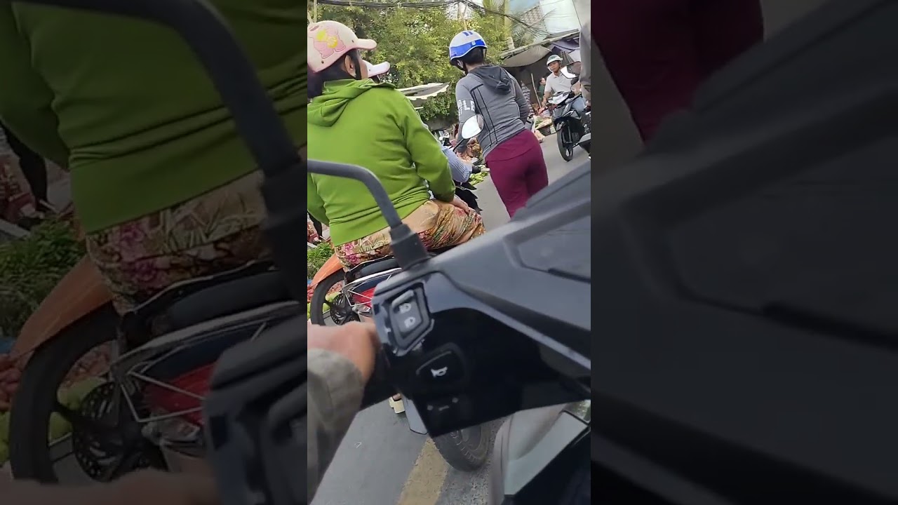 Chợ trà cu mùng Hai Tết 