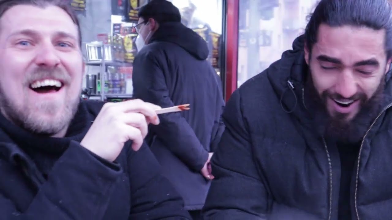 Wir essen die schärfste Currywurst in Berlin || 8 Mio Scoville