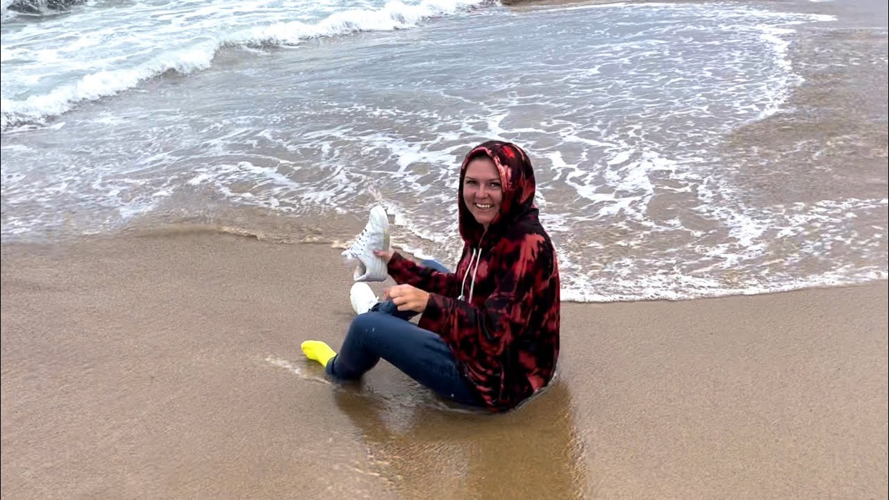 Lulu swam in the sea and goes to the shopping center in wet clothes.