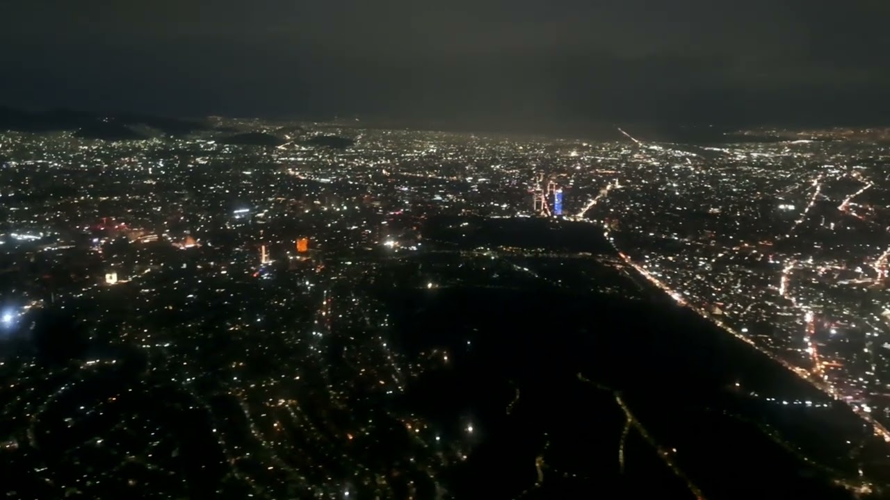Volaris. Sobrevolando México de noche y aterrizaje en el AICM. Airbus A-320.