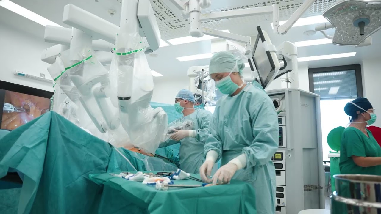 Prvá robotická operácia hernie na Slovensku | Nemocnica Bory a systém da Vinci xi